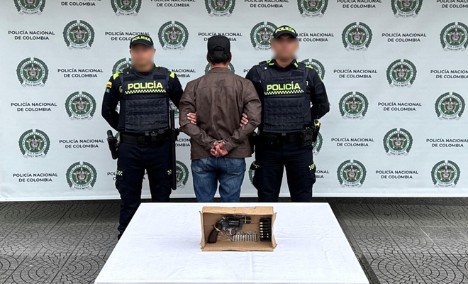 dos policías, un capturado e incautada un arma de fuego 