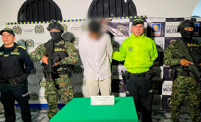 Persona capturada escoltado por uniformado de la seccional de investigaci&oacute;n criminal y ejercito nacional de Colombia