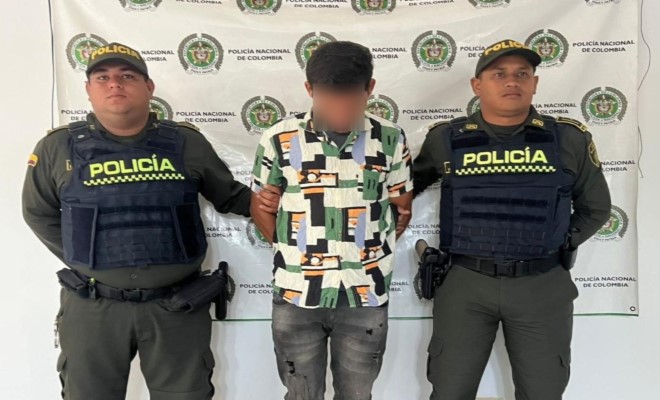 Un capturado custodiado por dos funcionarios de polic&iacute;a  