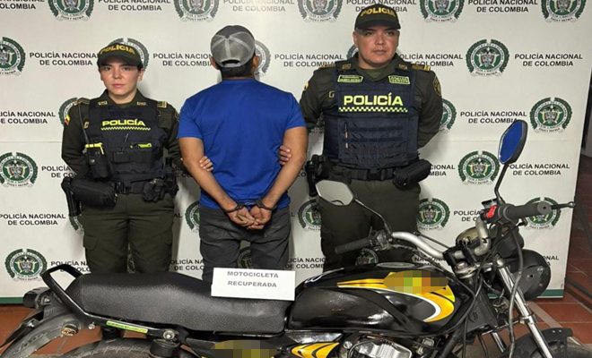 La Policía Nacional capturó en Acacías a un hombre que tenía en su poder una motocicleta hurtada A través de las actividades de registro y solicitud de antecedentes los uniformados establecieron que el rodante aparece solicitada por las autoridades judiciales.