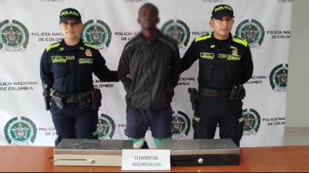 Hurto a establecimiento comercial en la avenida Las Américas . Durante la intervención, los uniformados encontraron que el individuo portaba una sábana en cuyo interior se hallaron las dos cajas registradoras hurtadas