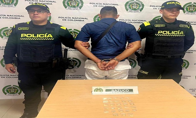 Mediante registro preventivo, se le hallaron 28 bolsas con una sustancia rocosa y pulverulenta  Capturado y la sustancia estupefaciente incautada