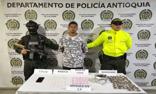 Polic&iacute;as de SIJIN y GOES custodian a una persona capturada por estupefacientes.