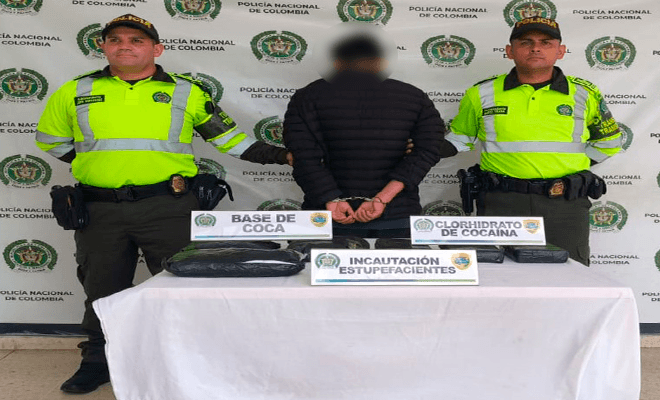 Una persona capturada por dos policías.