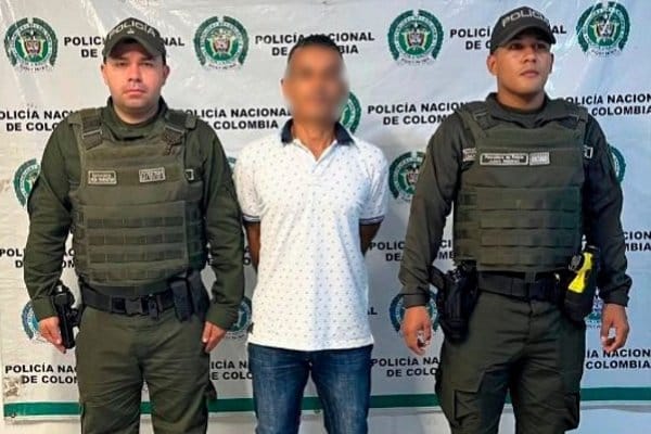 Dos polic&iacute;as con un capturado 