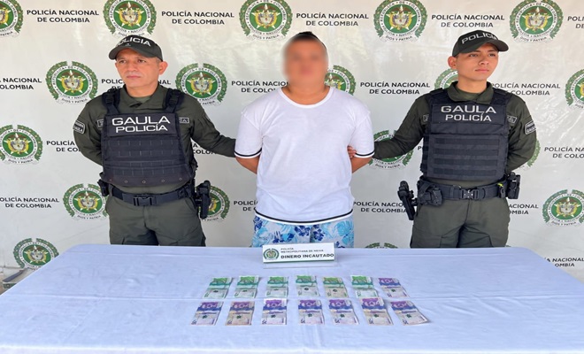 Dos polic&iacute;as, una Persona capturada por extorsi&oacute;n y  cinco millones en una mesa incautado
