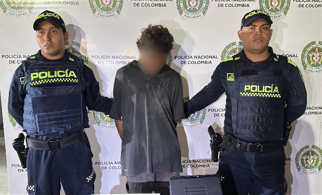 Dos policías y un capturado por el delito de hurto.