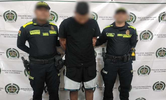 policía con ciudadano capturado