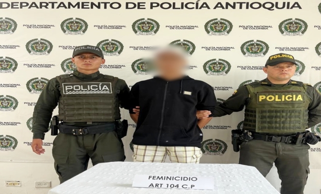 Dos policías custodian a un capturado por orden judicial