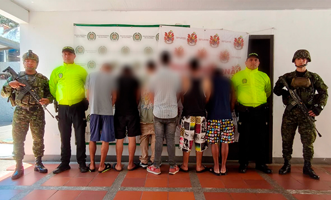 Seis personas capturadas integrantes del grupo de delincuencia com&uacute;n organizado dedicado al hurto siendo escoltados por funcionarios de la Polic&iacute;a Nacional y Ejercito Nacional.