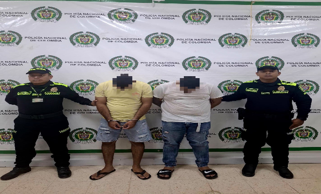 Dos polic&iacute;as con  dos personas Capturadas por hurto.