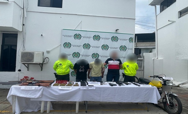 Dos policías y tres capturados junto a el material incautado