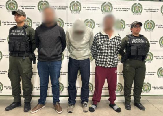Los investigados, capturados en Bogotá, habrían obtenido cerca de 75 millones de pesos mediante engaños relacionados con supuestos envíos internacionales.