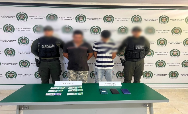 dos uniformados de la Policía nacional con dos personas capturada por el delito de  extorsión