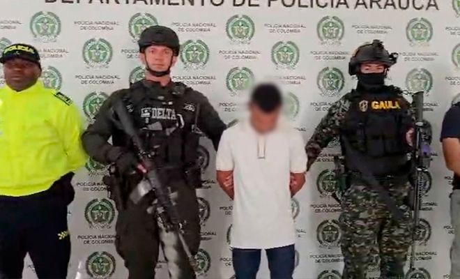 Funcionarios públicos presentan en backing a capturado.