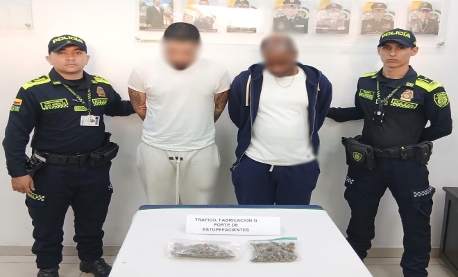 Dos polic&iacute;as, dos capturados por el delito de trafico de estupefacientes y elementos incautados
