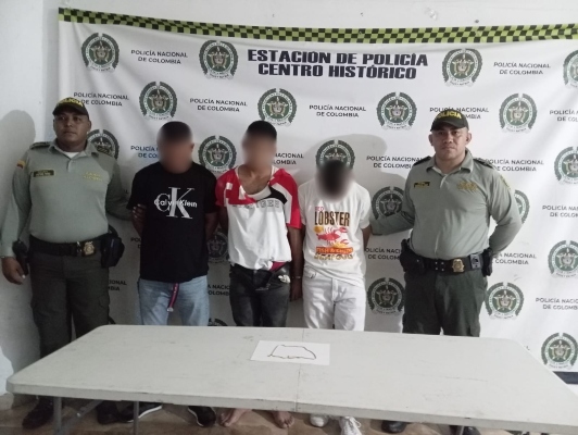 La Policia de turismo captura a tres presuntos delincuentes por el delito de hurto La Policia de turismo captura a tres presuntos delincuentes por el delito de hurto