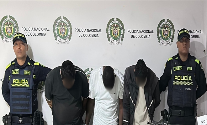 Dos policías, y tres capturados por porte ilegal de armas de fuego