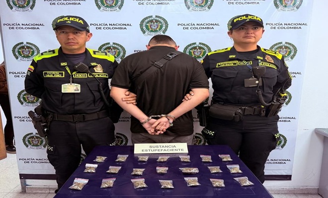 dos policías, un capturado y 80 gramos de bazuco encima de una mesa