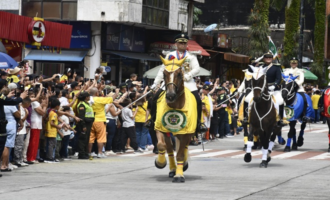 Carabineros encabezan el desfile en Villavicencio