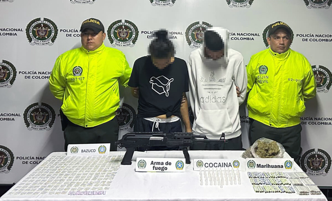 A trav&eacute;s de dos diligencias de registro y allanamiento, La Polic&iacute;a Nacional los sorprendi&oacute; con m&aacute;s de 800 dosis de estupefacientes y un arma de aire comprimido tipo fusil con el que amenazaban a los habitantes de este sector. 