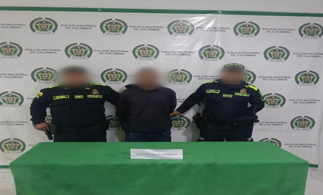 dos uniformados de la policía nacional con un ciudadano capturado por el delito de Intimidación o Amenaza