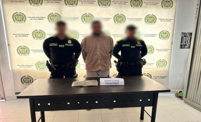 dos uniformados con una persona capturada por el delito Trafico, fabricacion o porte de estupefacientes 