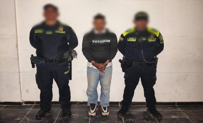 dos uniformados con una persona capturada por el delito Trafico, fabricación o porte de estupefacientes. 