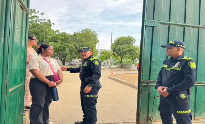 un uniformados verificando la seguridad en la jornada electoral en el municipio de Cereté