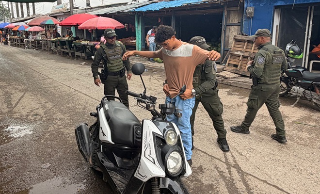 Tres polic&iacute;as realizando registro a persona
