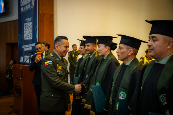 Director de la Escuela de Postgrados de Policía saludando a una graduada