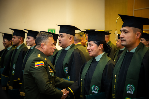 Subdirector general de la Polic&iacute;a Nacional de Colombia saludando a una graduada