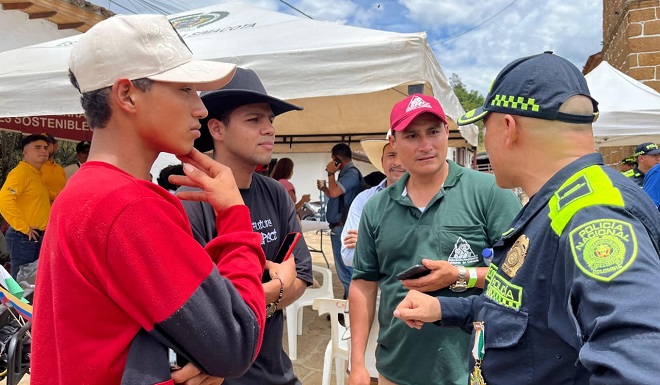 Comunidad y Policía aliados en la cosecha cafetera Comunidad y Policía aliados en la cosecha cafetera