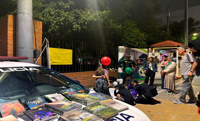 Policía y comunidad colocando las manos en un papel