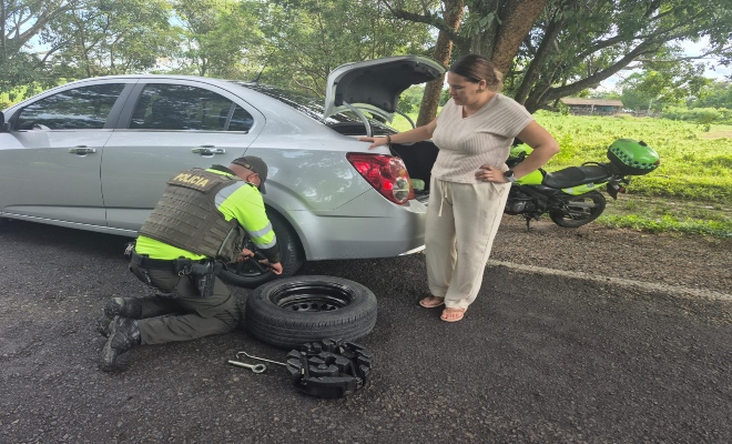 Héroe en la carretera Patrullero asiste a conductora en apuros y le salva su cita médica Héroe en la carretera Patrullero asiste a conductora en apuros y le salva su cita médica