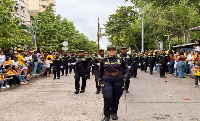 Uniformado desfilando en el desfile del 20 de Julio sobre la avenida primera de Montería