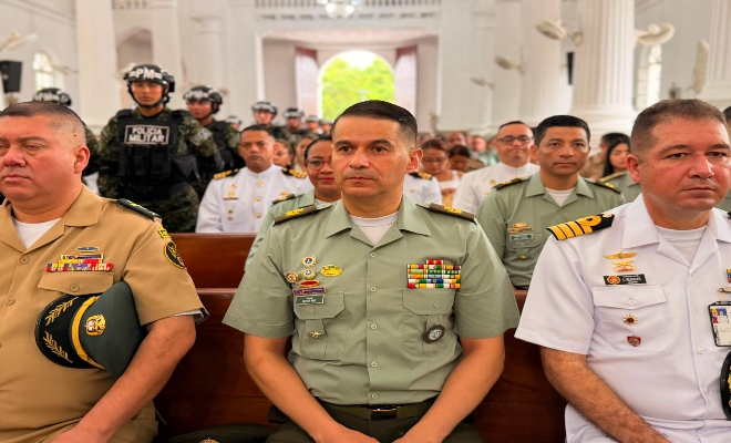 Uniformados ofreciendo una ofrenda floral en conmemoró el Día de la Independencia de Colombia
