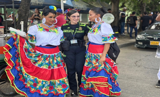 una uniformada con dos ciudadanas participante de las danzas tradicionales en la capital cordobesa 