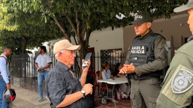 un funcionario de la polic&iacute;a Nacional orientando a un ciudadano sobre la extorci&oacute;n y la l&iacute;nea 165