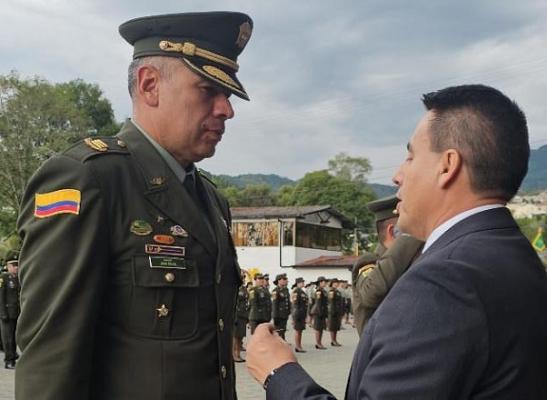 en ceremonia especial el alcalde Manizales condecoró al señor CR. John Carlos Rojas En la escuela de carabineros Alejandro Gutiérrez el alcalde de Manizales condecoro al señor comandante de la metropolitana