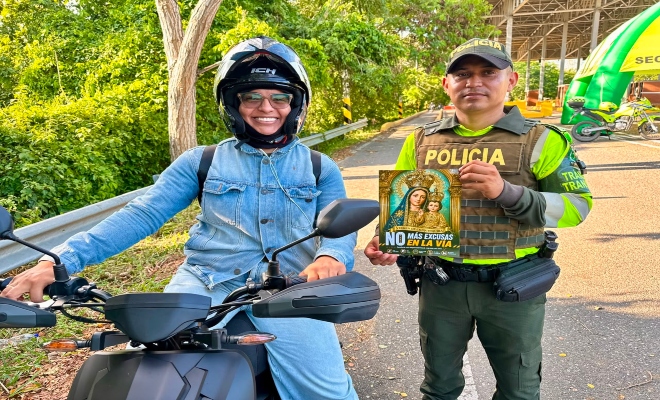un uniformado brindando recomendaciones a una ciudadana  en carretera nacional 