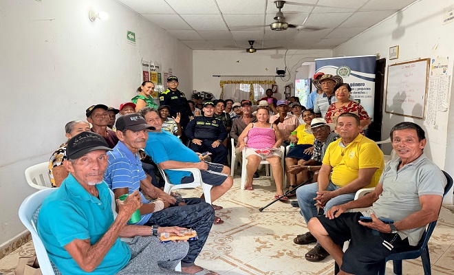 Grupo de personas beneficiarias del Centro Vida del adulto mayor de Barrancabermeja en compa&ntilde;&iacute;a de dos funcionarios de la Polic&iacute;a Nacional
