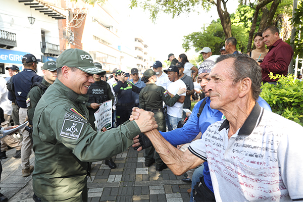 Director Polic&iacute;a Nacional con la comunidad de Cartago