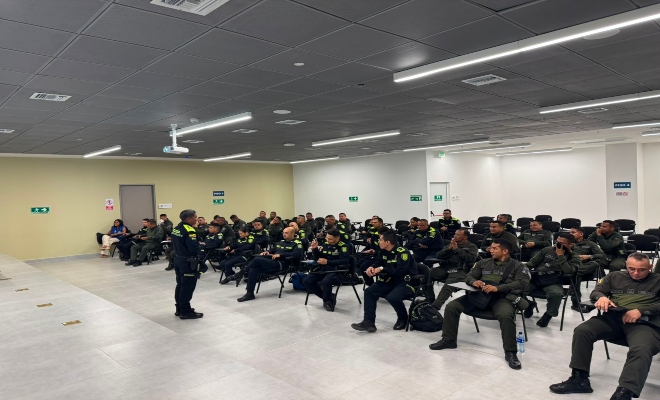 La jornada fue realizada en coordinación con la Defensoría del Pueblo Regional Córdoba y estuvo dirigida a uniformados encargados de labores de control de multitudes y atención de situaciones de orden público.