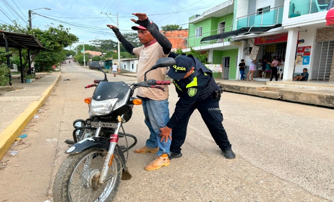 un policía registrando registrando a un ciudadano 