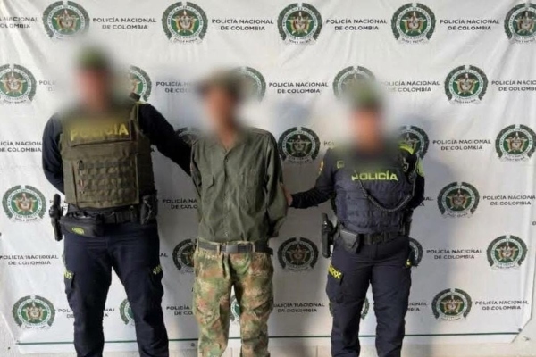 dos uniformados de la polic&iacute;a nacional un ciudadano capturado por el presunto delito Utilizaci&oacute;n ilegal de uniformes e insignias 