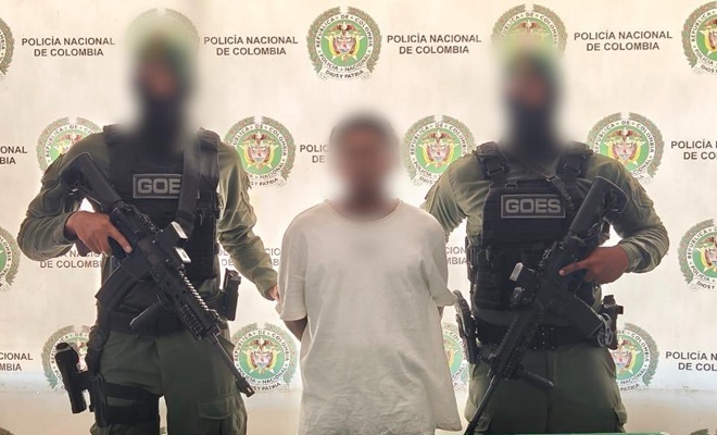 Policia con persona capturada