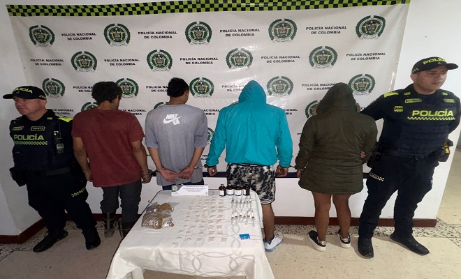 Dos miembros de la Policía con cuatro capturados por el delito de tráfico de estupefacientes 