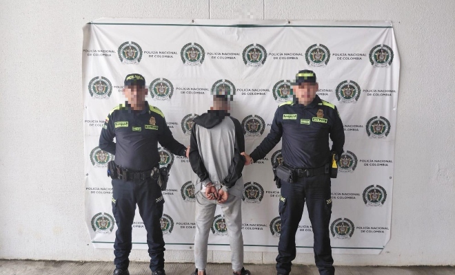 dos uniformados con una  persona capturada por el delito de  lesiones personales 