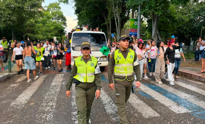 dos uniformadas de la Policía nacional acompaña actividad conmemoración del Día del Orgullo LGBTIQ+